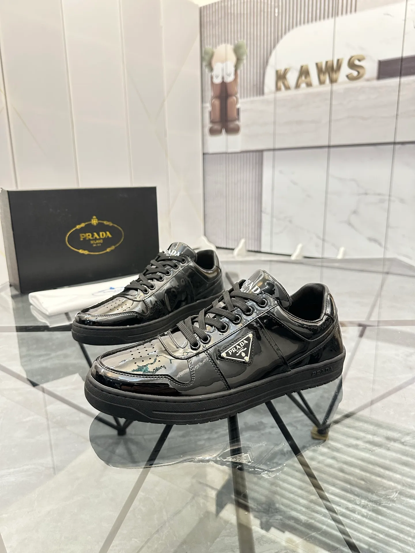 Men's shoes: 💰P400¥ Product trademark: Prada *"Prada*" low-top casual shoes Regular size: 38-44 (can be customized to 45) Product materials: imported cowhide upper, sheepskin lining, original outsole. Number: 020
